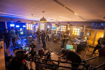 La banda integrada por Germán Daffunchio, Tomás Sussmann, Gabriela Martínez, Gustavo Jove, Sebastián Schachtel y Alejandro "Pollo" Gómez Ferrer, llenó de rock la Tienda Full.