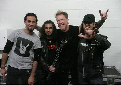 La banda iraquí de heavy metal Acrassicauda con James Hetfield, líder de la mítica banda Metallica