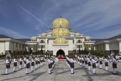 La banda militar actúa durante una ceremonia de bienvenida del decimoséptimo rey de Malasia, el sultán Ibrahim Iskandar, en el Palacio Nacional de Kuala Lumpur, Malasia, el miércoles 31 de enero de 2024.