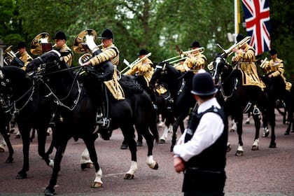 La banda montada de la Caballería Doméstica sale del Palacio de Buckingham para desfilar por The Mall durante el Trooping the Colour