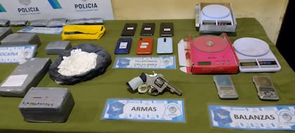 La banda narco de la zona noroeste del Gran Buenos Aires desbaratada esta semana tenía armas y balanzas de precisión para pesar las dosis