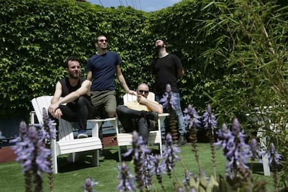 La banda porteña invita al baile, coquetea con la psicodelia y traza un recorrido propio