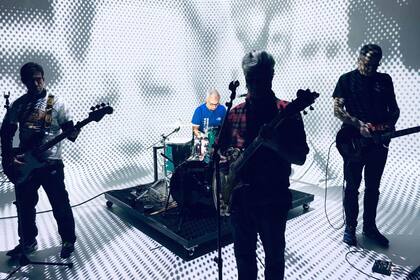 La banda que era imposible de imaginar hace 40 años en aquel campo de batalla, desde hace seis temporadas construyeron su propio campo expresivo que viene siendo aplaudido en distintos escenarios del mundo