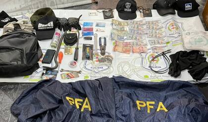 La banda usaba camperas con la sigla PFA para simular operativos policiales