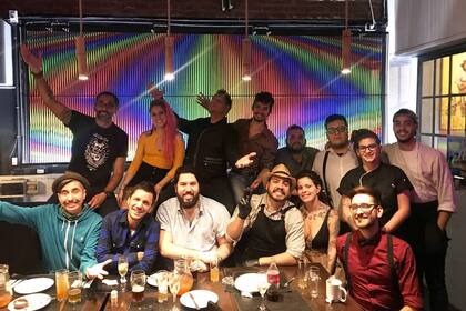 La banda venezolana "Desorden Público" en el restaurante, en su visita para presentarse en un concierto en Buenos Aires.