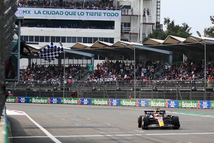 La bandera a cuadros cae sobre el auto de Max Verstappen, ganador por cuarta oportunidad del Gran Premio de México; el neerlandés también festejó en 2017, 2018 y 2021