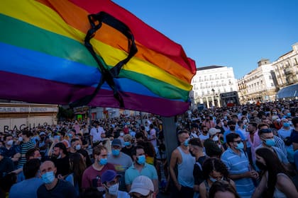 La bandera arcoíris con un listón negro ondea durante una protesta en contra del asesinato de Samuel Luiz, en la Puerta del Sol, el lunes 5 de julio de 2021, en Madrid