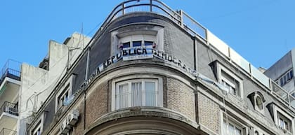 La bandera argentina con el mensaje "Argentina República Democrática", el año pasado, en la ventana de vecinos de Cristina Kirchner