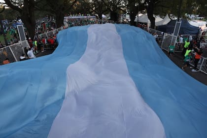 La bandera argentina en la Media Maratón de Buenos Aires, un símbolo en una ciudad apasionada por el running