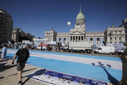La bandera Argentina en la vereda frente al Congreso