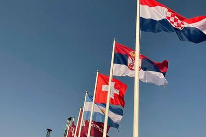 La bandera argentina flamea junto a la de Suiza, Serbia y Croacia