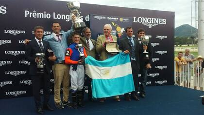 La bandera argentina flameó en la entrega de premios; un equipo ganador