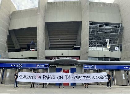 La bandera con la que los fanáticos más duros de PSG amenazaron a Vlahovic en las afueras del estadio Parque de los Príncipes