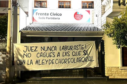 La bandera contra Luis Juez en la sede del Frente Cívico, en Córdoba