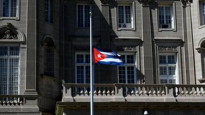 La bandera cubana fuera de la embajada de Cuba en Washington