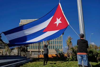 La bandera cubana ondeando a media asta en la Tribuna Antiimperialista, en La Habana, en memoria de los cubanos fallecidos en Caracas, Venezuela