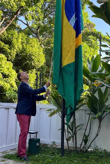 La bandera de Brasil flamea en la embajada argentina en Caracas