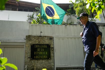 La bandera de Brasil ondea en la embajada de Argentina en Caracas, Venezuela, el jueves 1 de agosto de 2024. (Foto AP/Matías Delacroix)