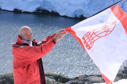 La bandera de "El Globo" flameando siempre en la Antártida.