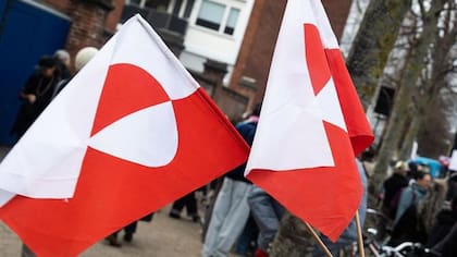 La bandera de Groenlandia aparece en las manifestaciones contra Trump.
