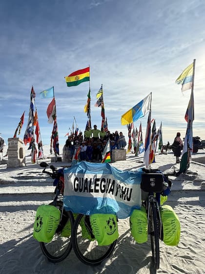 La bandera de Gualeguaychú, presente en el Salar de Uyuni, en pleno altiplano andino del sur de Bolivia.