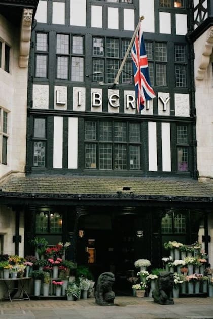 La bandera de Inglaterra flamea en la fachada de Liberty