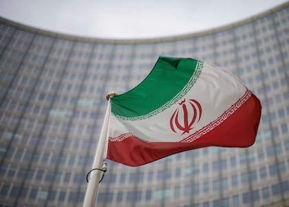 La bandera de Irán ondea delante de la sede del Organismo Internacional de Energía Atómica