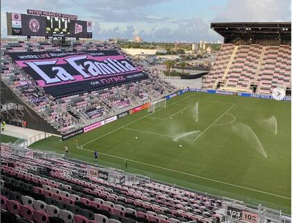 La bandera de "La Familia" en el Drive Pink, el estadio de Inter Miami
