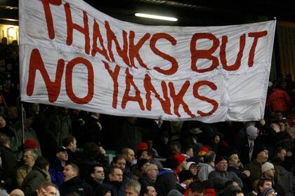 La bandera de la hinchada de Liverpool lo dice todo: "Gracias, pero no yankees"