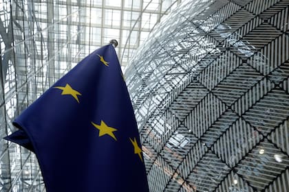 La bandera de la Unión Europea se ve en el atrio del edificio del Consejo Europeo en Bruselas, el 17 de junio de 2024