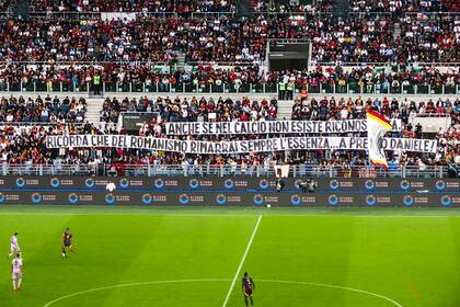 La bandera de los hinchas de Roma, en apoyo al despedido Daniele De Rossi