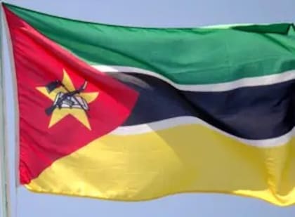 La bandera de Mozambique le rinde homenaje al Kalashnikov