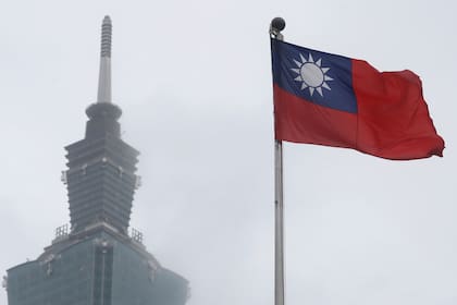 La bandera de Taiwán ondea cerca del edificio Taipei 101 en la isla codiciada por Pekín