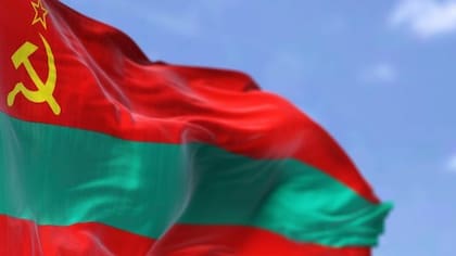 La bandera de Transnistria es la única en el mundo que aún incluye una hoz y un martillo, símbolos de la URSS