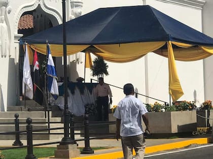 La bandera del Frente Sandinista de Liberación en la catedral de León, durante una celebración presidida por monseñor Sócrates Sándigo.