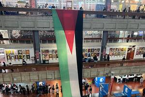 La bandera desplegada en la facultad