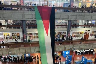 Desplegaron una gigantesca bandera palestina en la UBA y las autoridades advierten que no tenían “autorización”