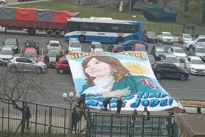 Gregorio Dalbón tuiteó una foto de una manifestación minúscula a favor de Cristina Kirchner frente a Comodoro Py