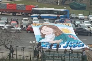 La bandera desplegada frente a Comodoro Py