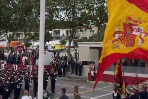 La bandera de España cayó al suelo en un accidentado Día de las Fuerzas Armadas