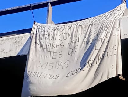La bandera estuvo colgada pocos minutos antes de que fuera sacada por fuerzas de seguridad.