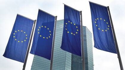 La bandera europea flamea frente a la sede del Banco Central Europeo en Fráncfort. Los estímulos del BCE crean una abundancia de fondos y alientan los bonos de largo plazo