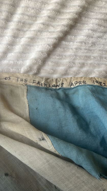 La bandera la compró hace 7 años en Londres el mayor retirado Jorge L. Triaca, profesor universitario y coleccionista