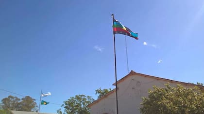 La bandera mapuche flamea junto a la argentina y la bonaerense