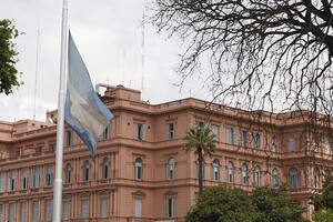 La bandera nacional a media asta frete a la Casa Rosada