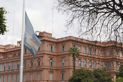 La bandera nacional a media asta frete a la Casa Rosada por el duelo en honor a Jorge Bergoglio