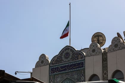 La bandera nacional iraní ondea a media asta en el edificio de la embajada un día después de que un ataque aéreo golpeara un edificio anexo a la embajada en Damasco el 2 de abril de 2024.