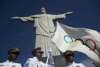 La bandera olímpica en el Cristo Redentor