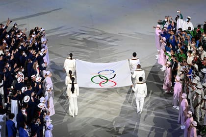 La bandera olímpica se lleva durante la ceremonia de apertura de los Juegos Olímpicos de Tokio 2020, en el Estadio Olímpico, en Tokio, el 23 de julio de 2021.