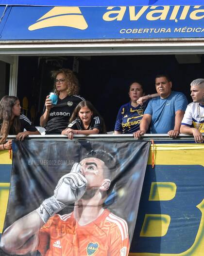 La bandera puesta por la familia de Chiquito antes de que empiece el partido de Boca ante River, en la Bombonera; no cayó bien en los dirigentes